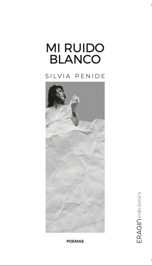 Imagen de la portada del libro Mi ruido blanco. Es una fotografía de Silvia Penide, su autora, intervenida de manera artística para mostrar una especie de vestido con texturas de papel. Se aprecian las arrugas del papel.